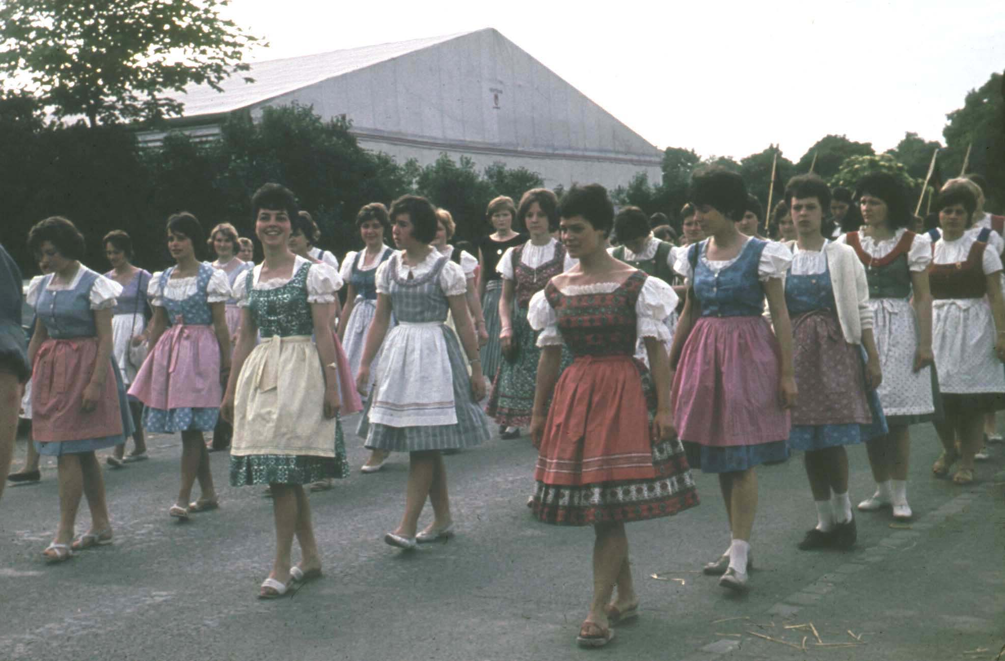 Mdelgruppe im Dirndl