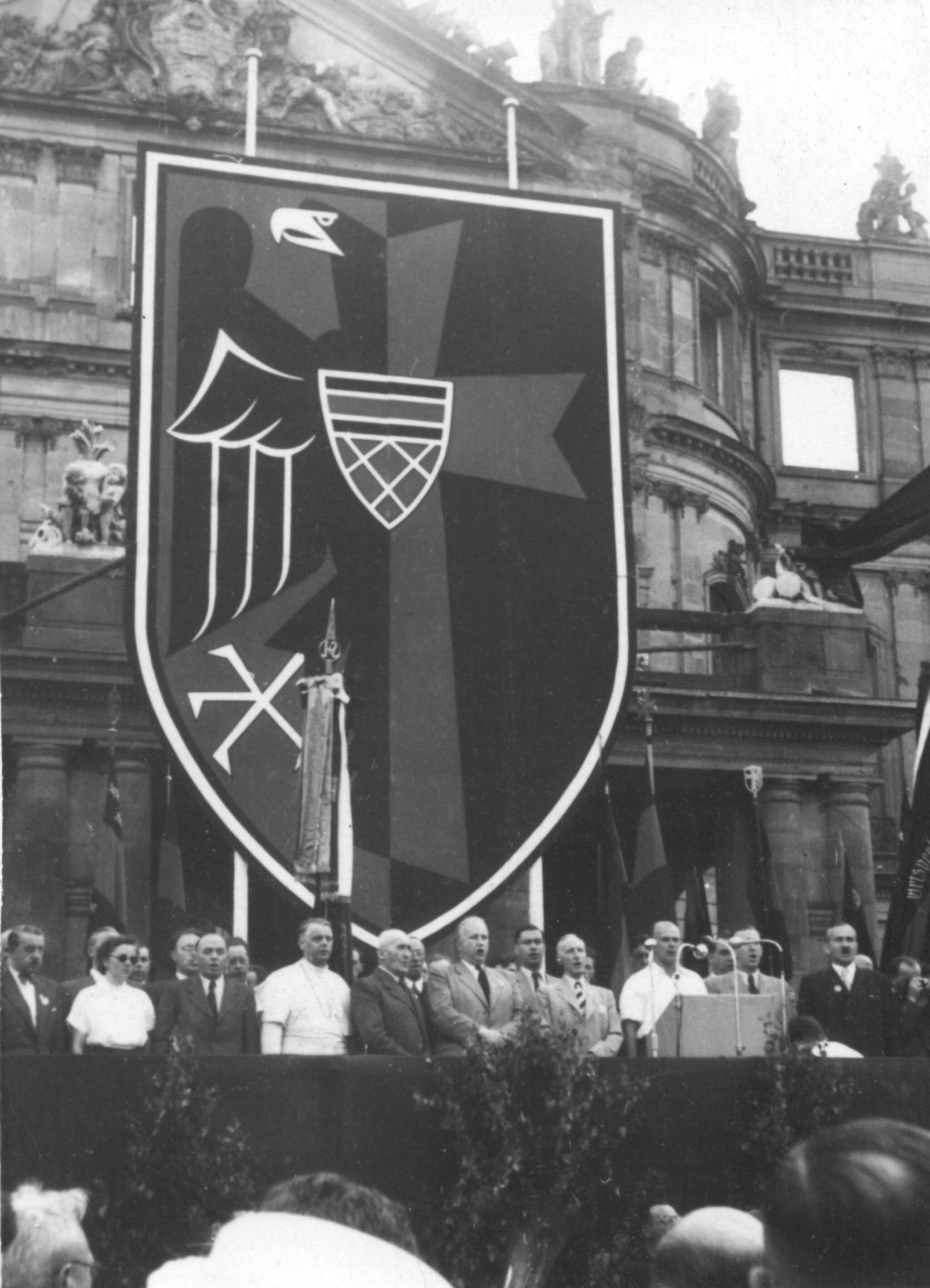 Die Rednertribne