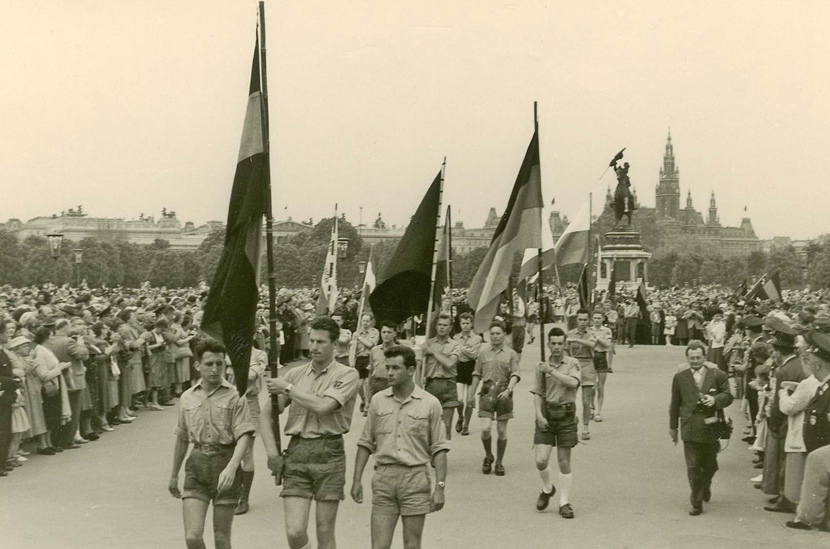 Klaus Groschmidt mit der Traditionsfahne, 1959