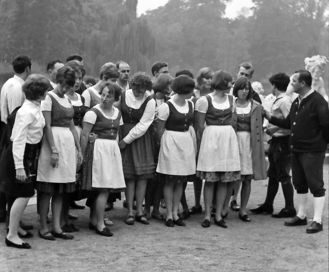 Aufstellung zum Gruppenfoto-01