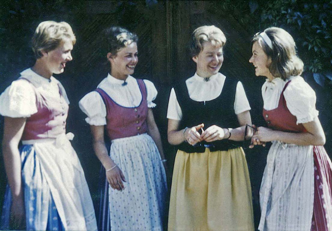 4 Dirndl ohne Füße