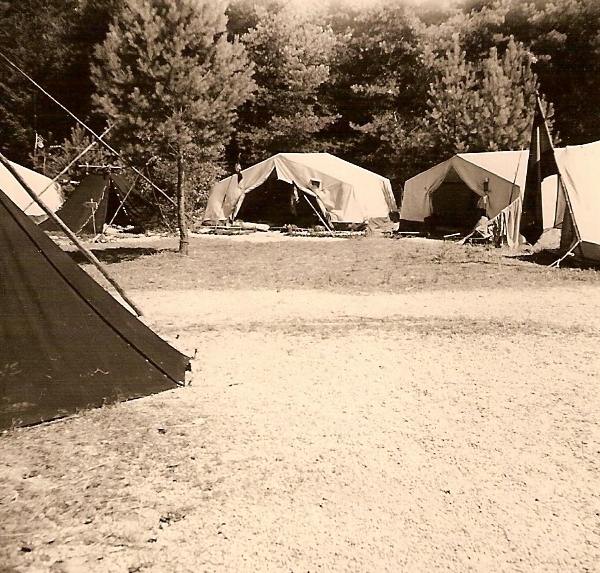 Im Zeltlager Waldkraiburg, Foto: Schnief