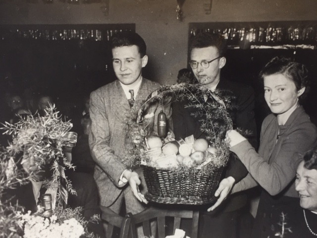 berreichung eines Geschenkkorbs