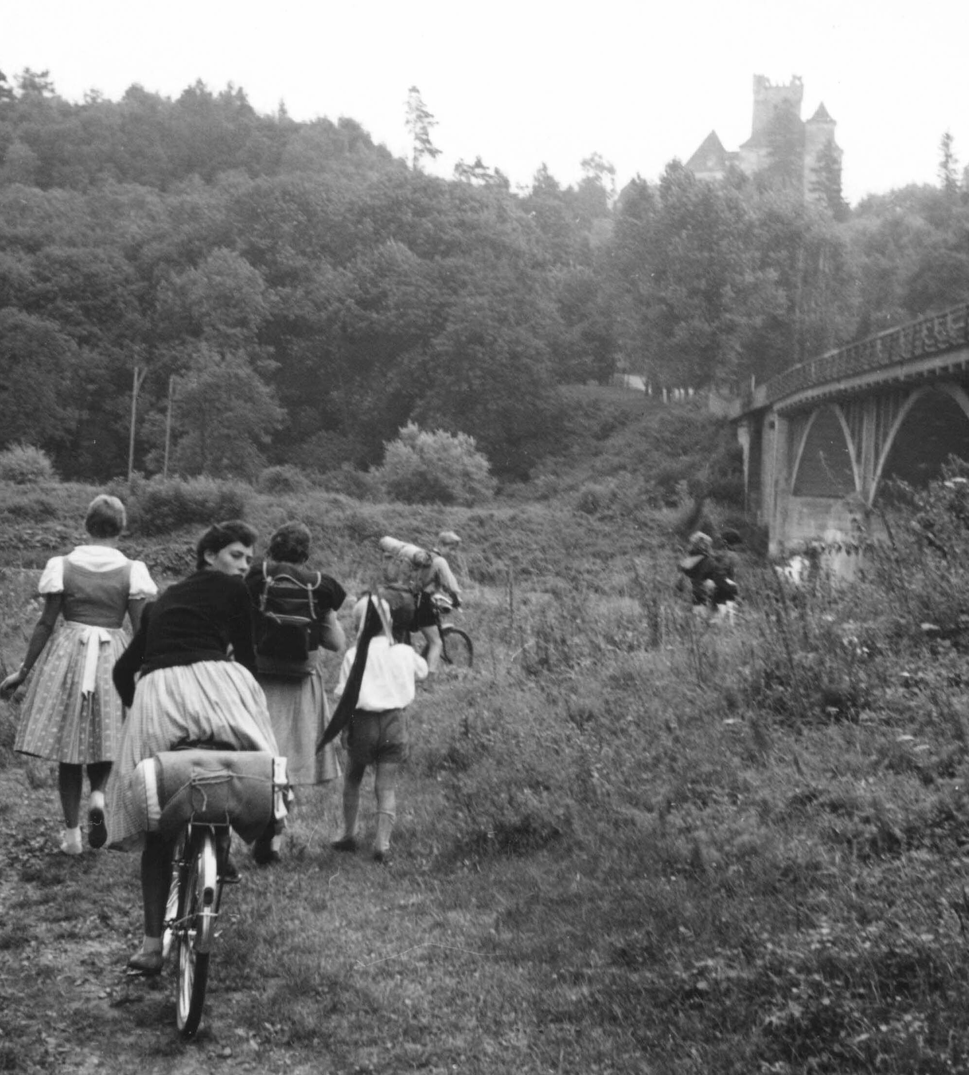 Radfahrer und Viadukt