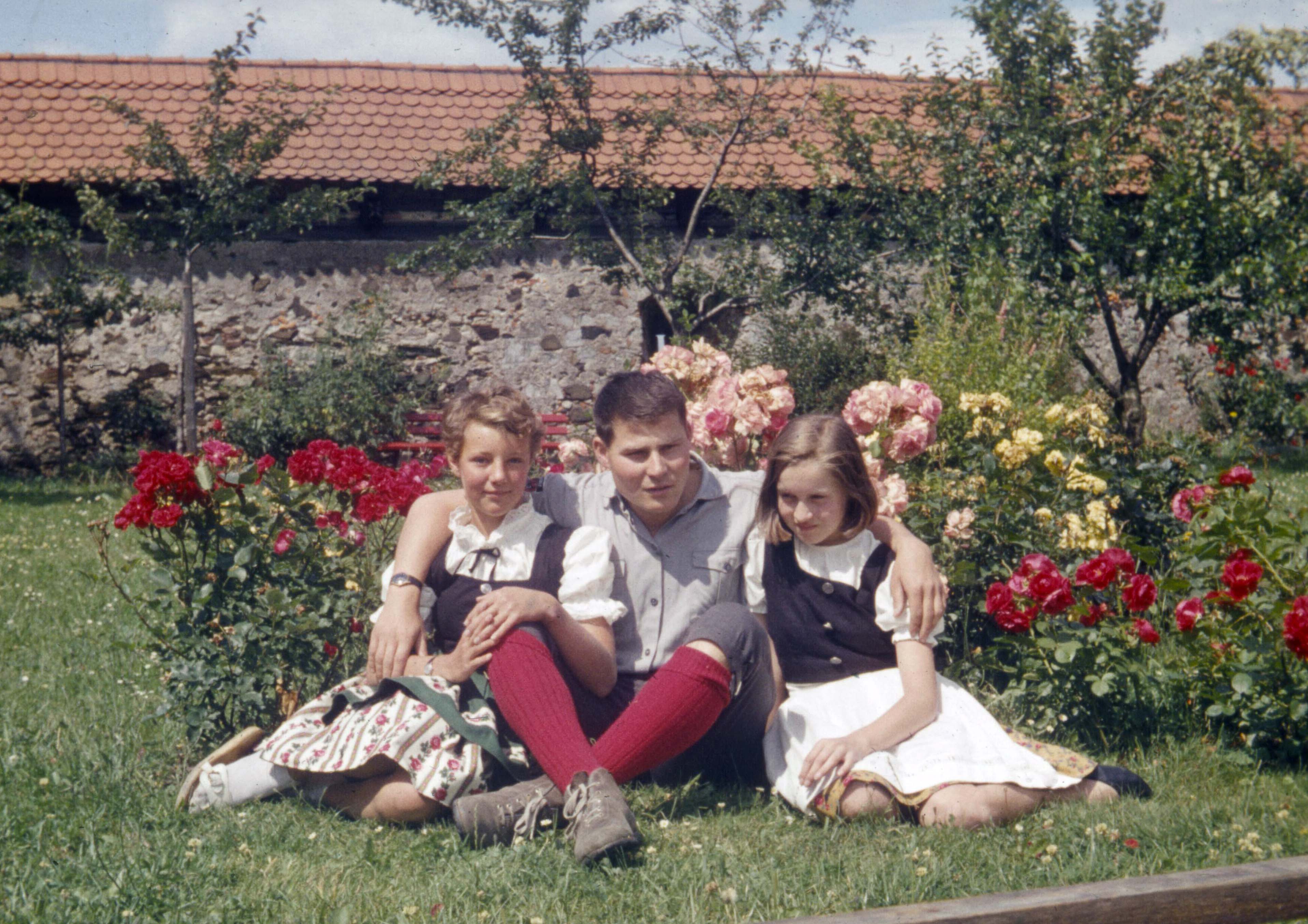 Im Burghof, v.l.n.r. Uschi, Manfred, Nanne