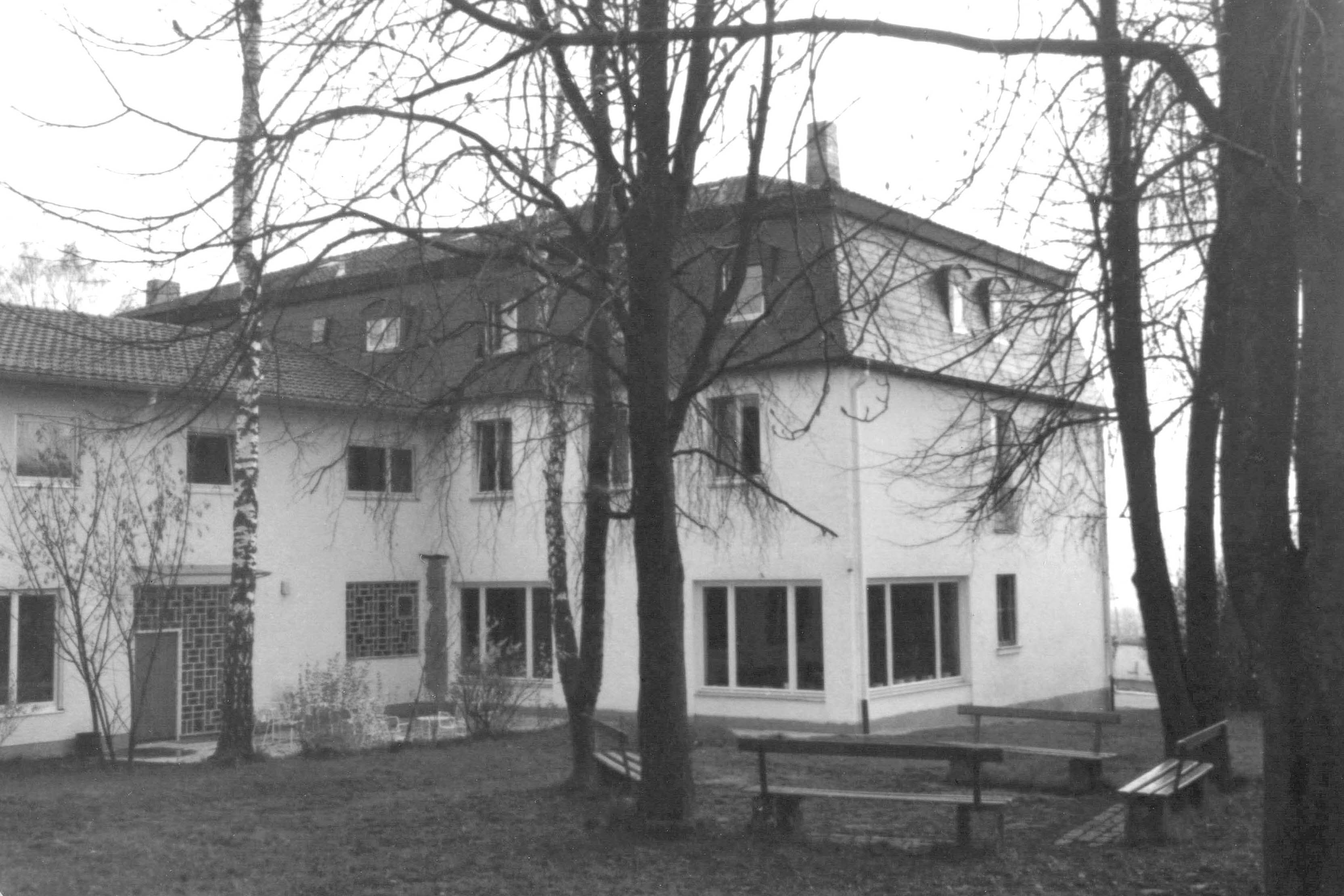 Diesem Anbau (links) fiel das Rondell zum Opfer