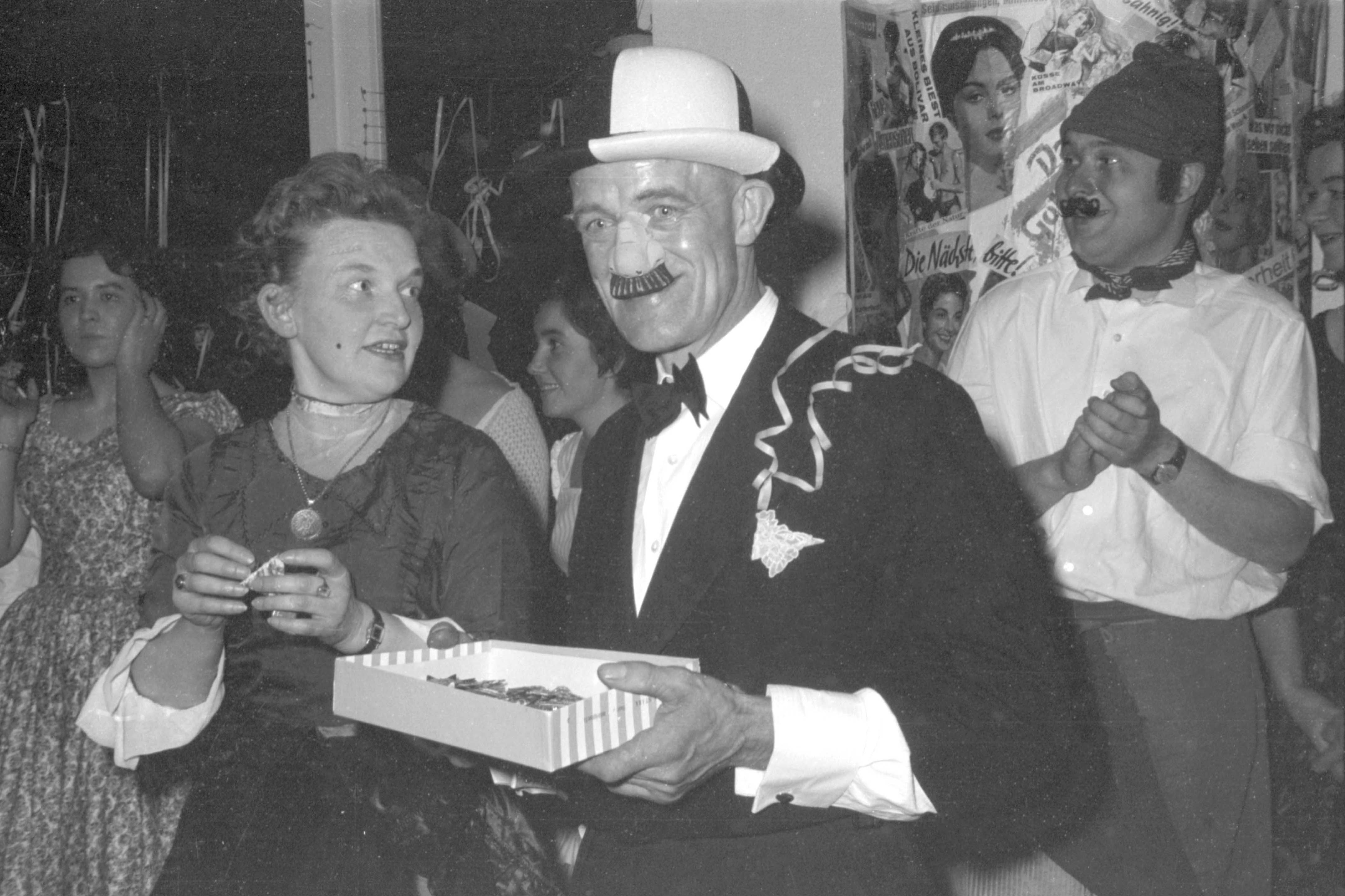 Gretl Hajek, assistiert von Herrn Tgel