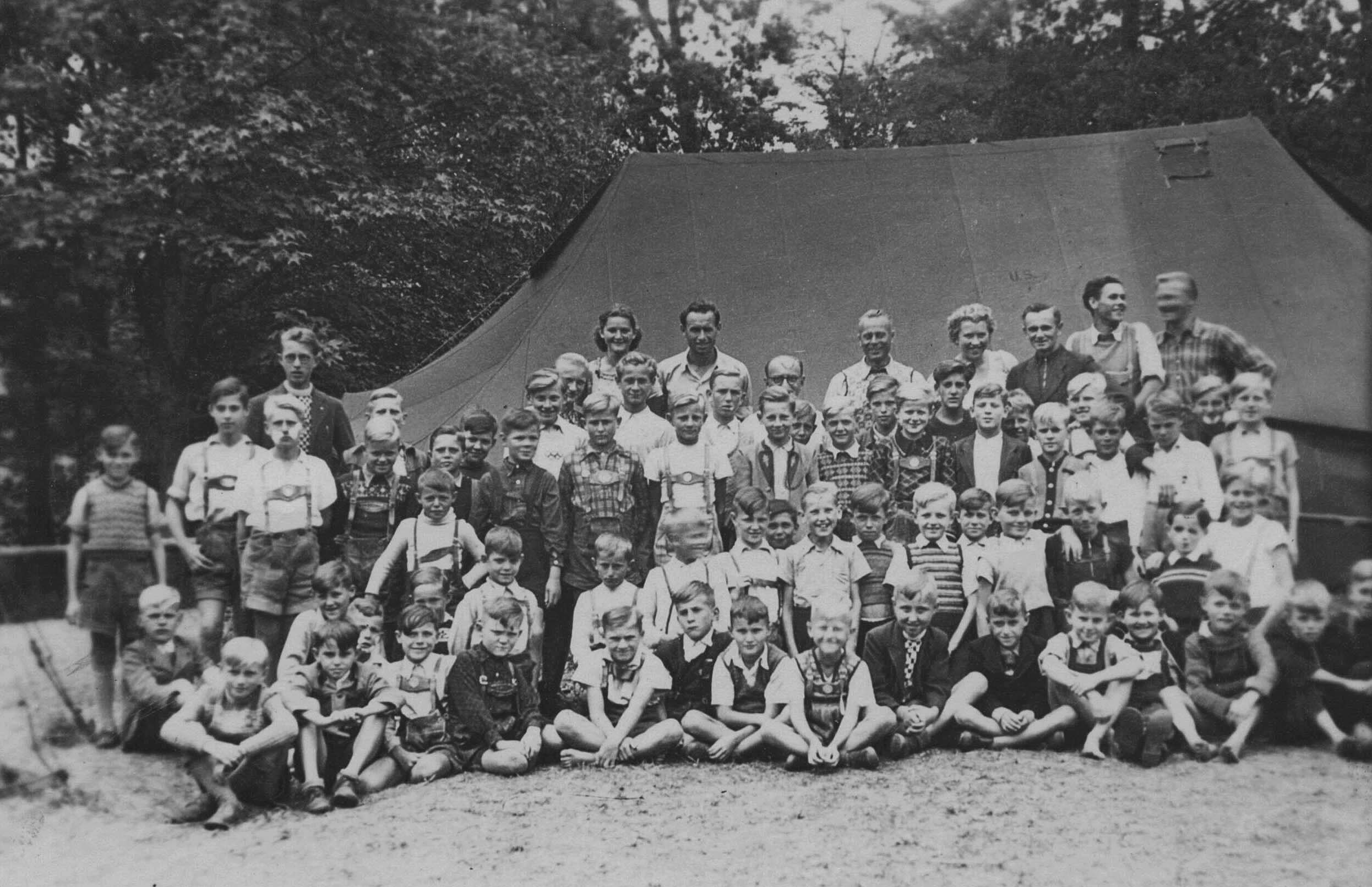 Vor dem Elefantenzelt, 1950